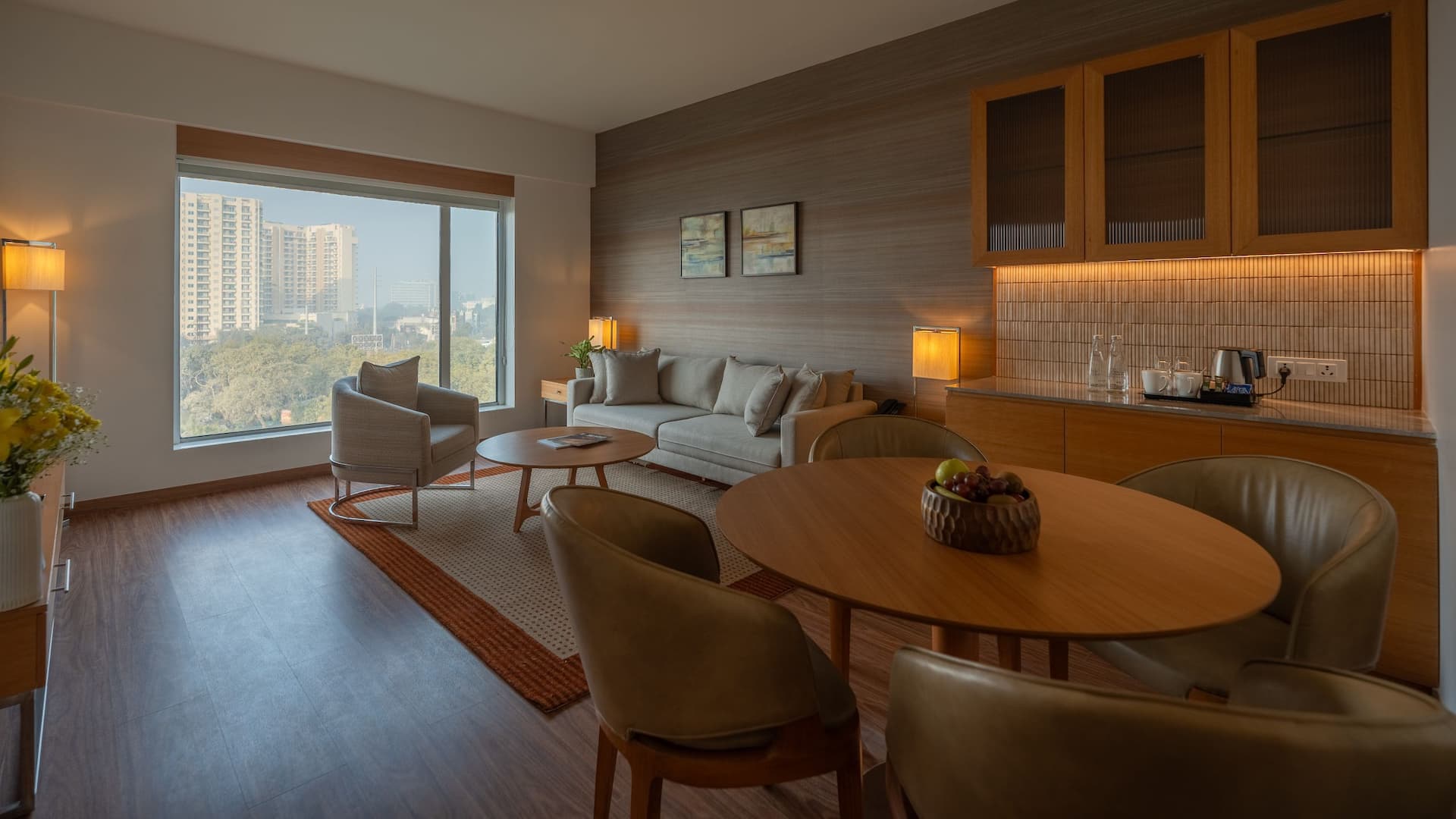 3 de 6 Hyatt Place Gurgaon Udyog Vihar Suite Living Room