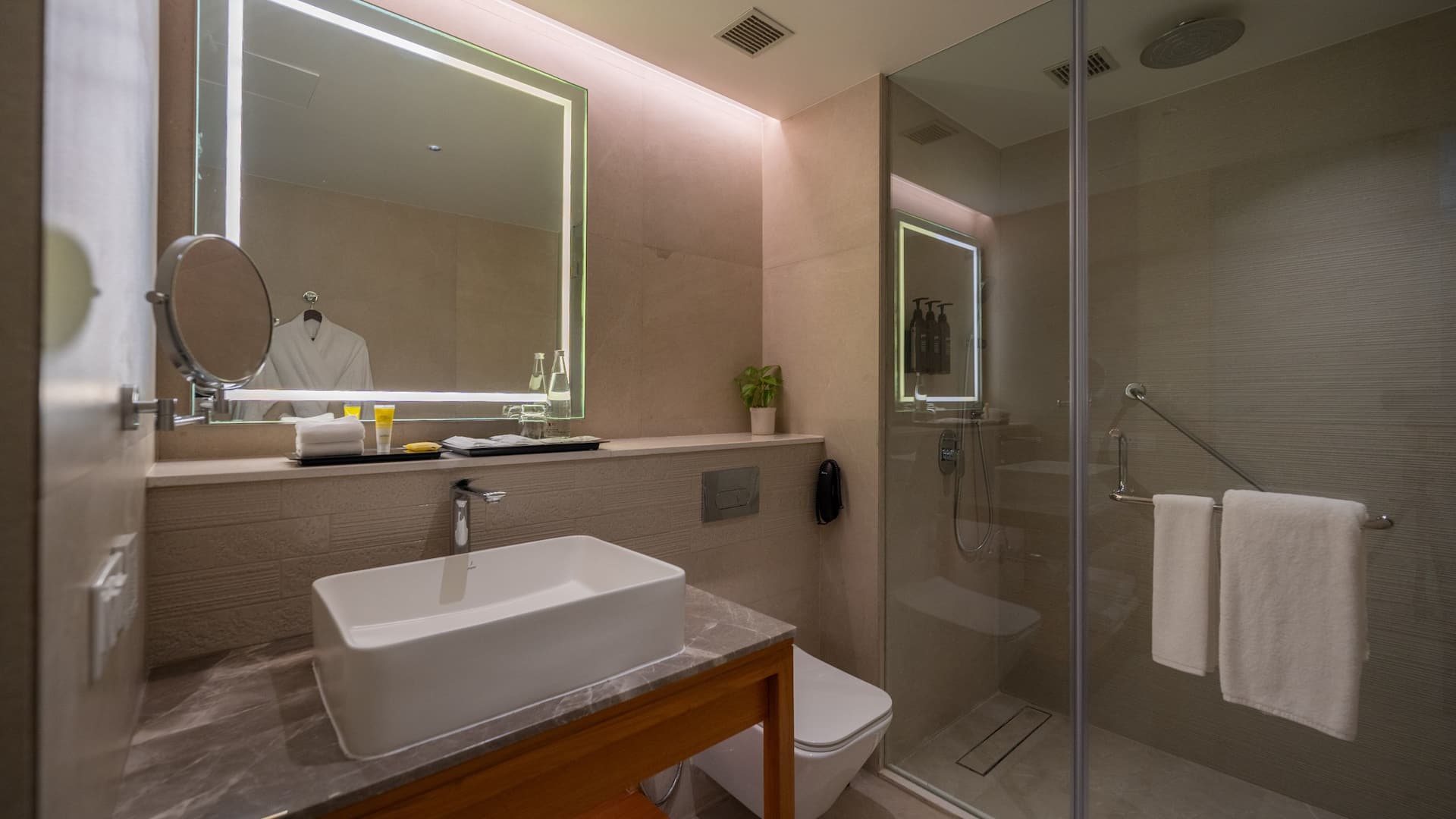 6 de 6 Hyatt Place Gurgaon Udyog Vihar Suite Bathroom