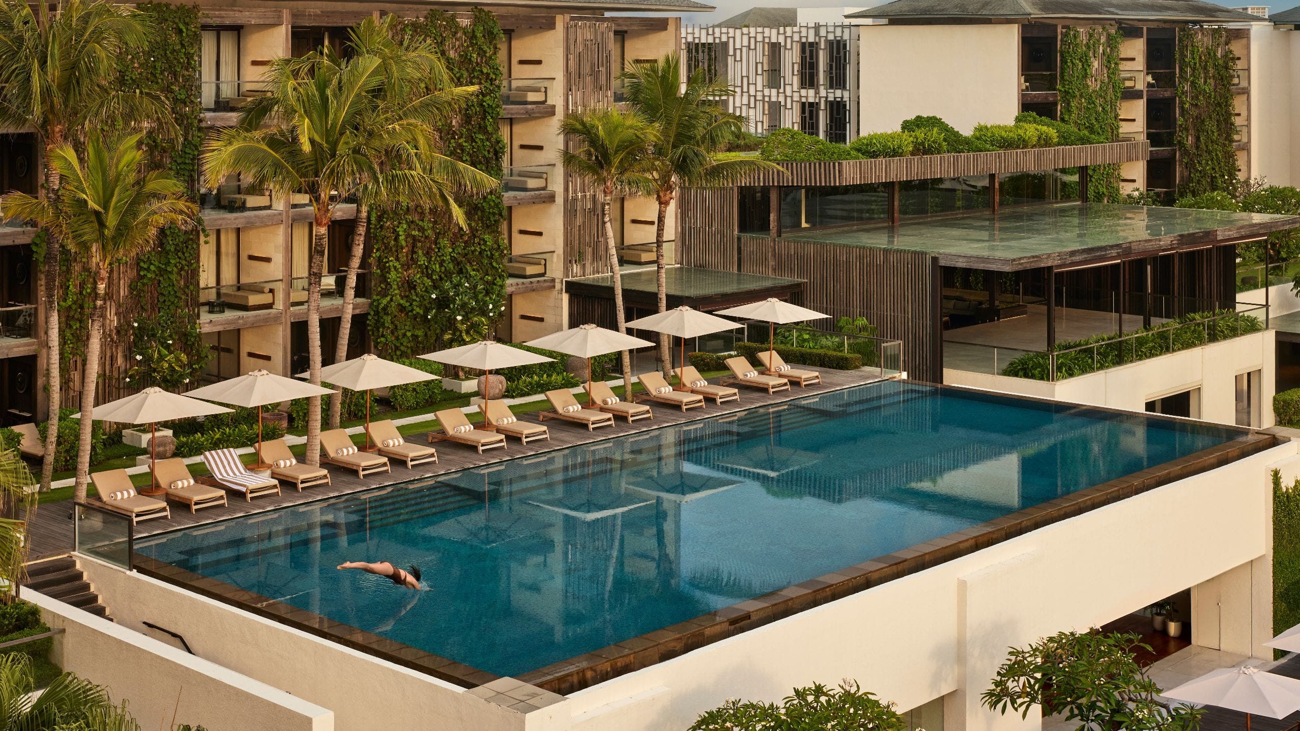 5 de 7 Alila Seminyak Family Pool Woman Diving