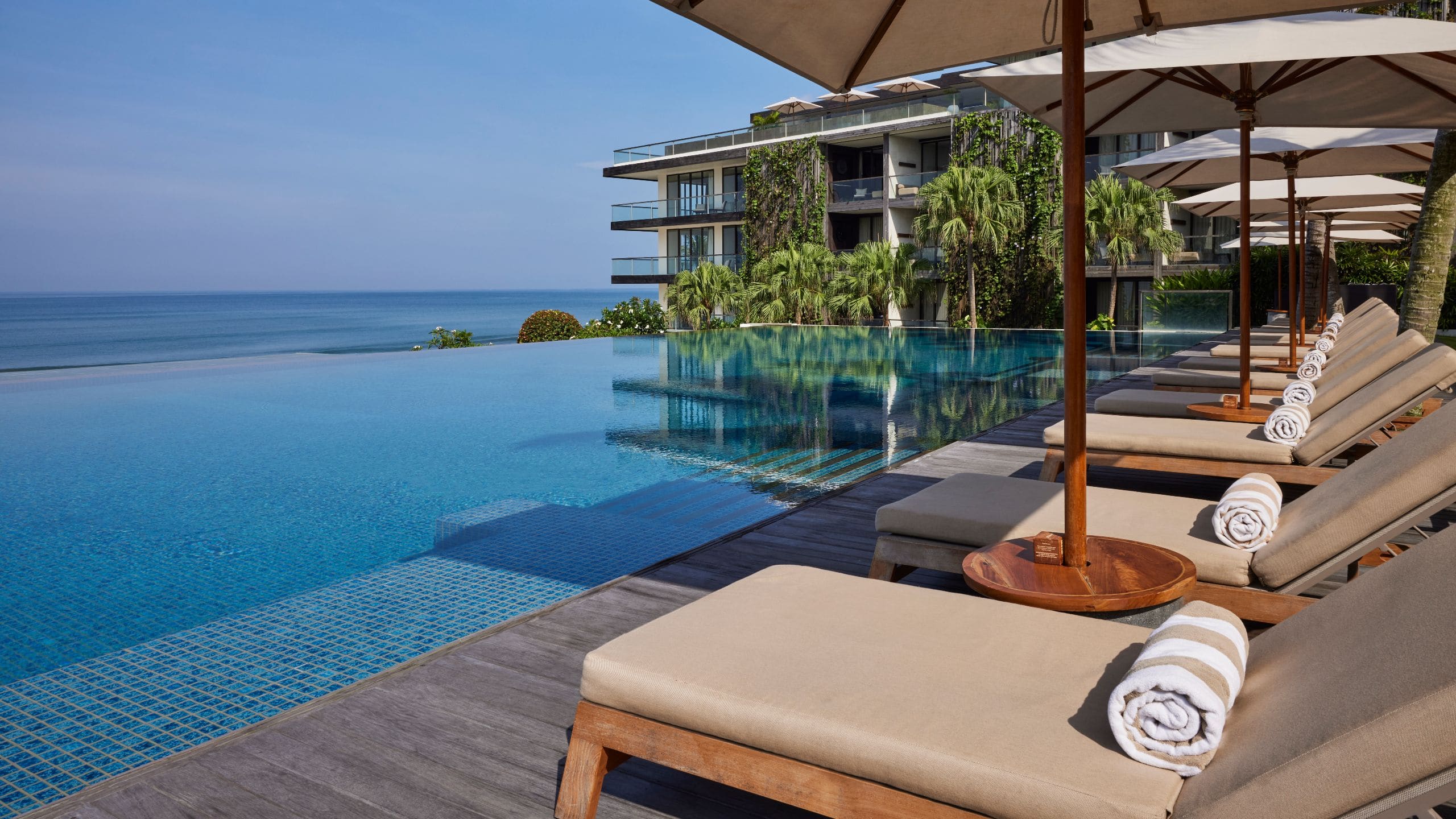 6 de 7 Alila Seminyak Family Pool Sunbed