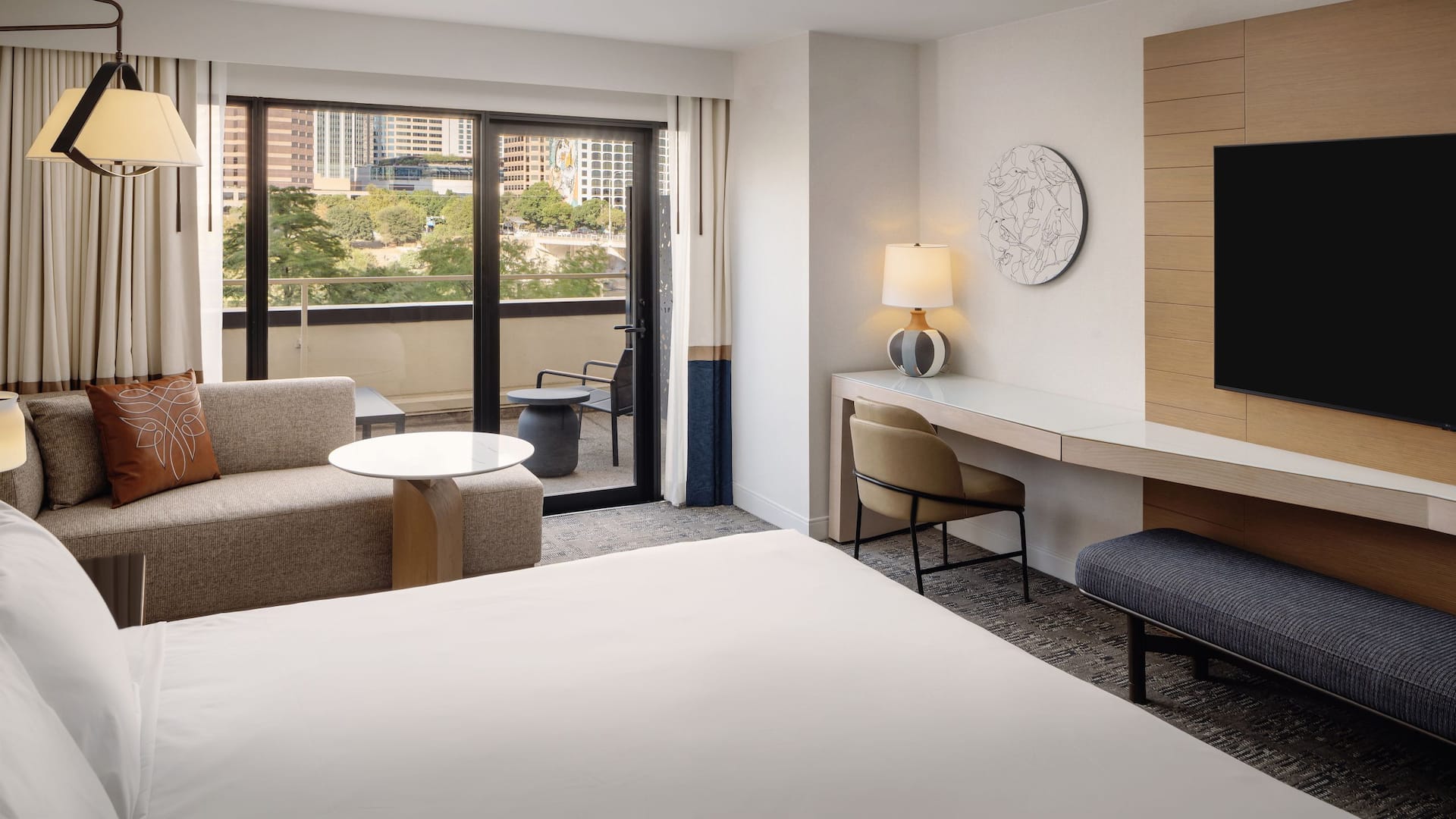 2 de 4 Hyatt Regency Austin Lakefront Patio And Lake View Balcony King