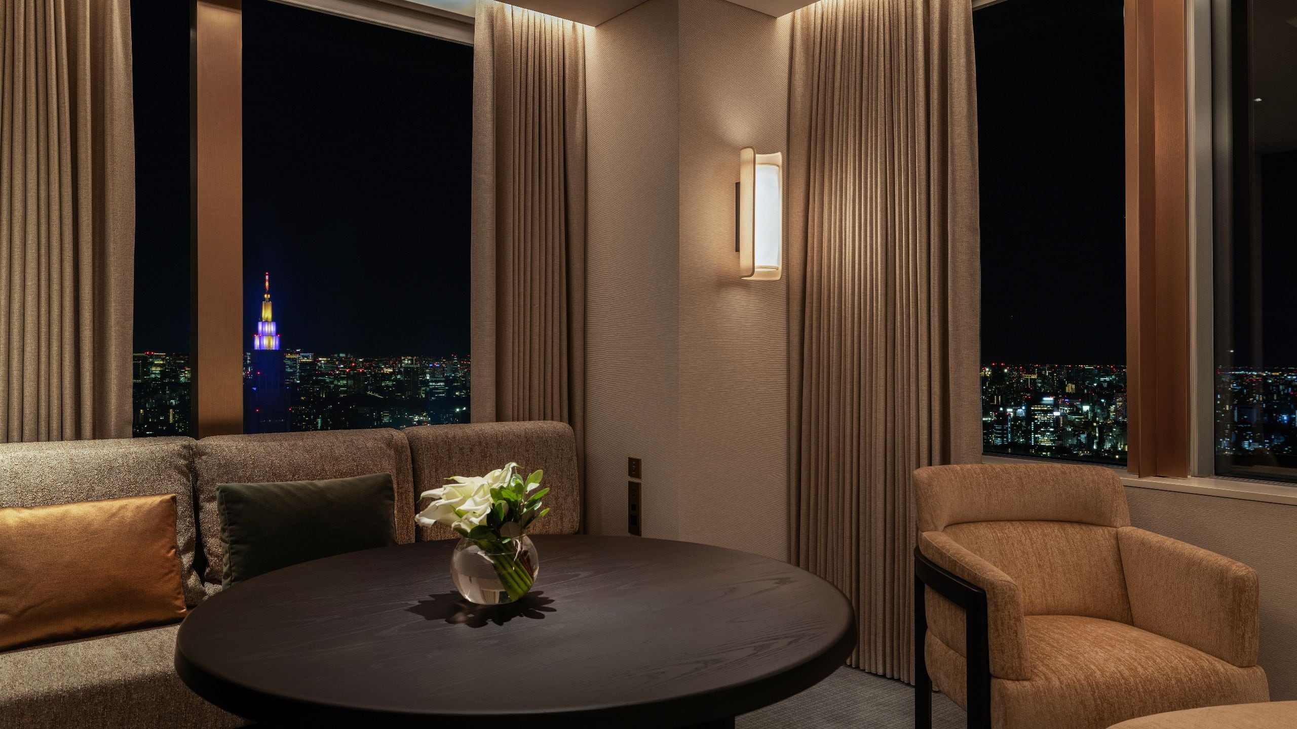 2/4 Park Hyatt Tokyo Twin Bedroom Side