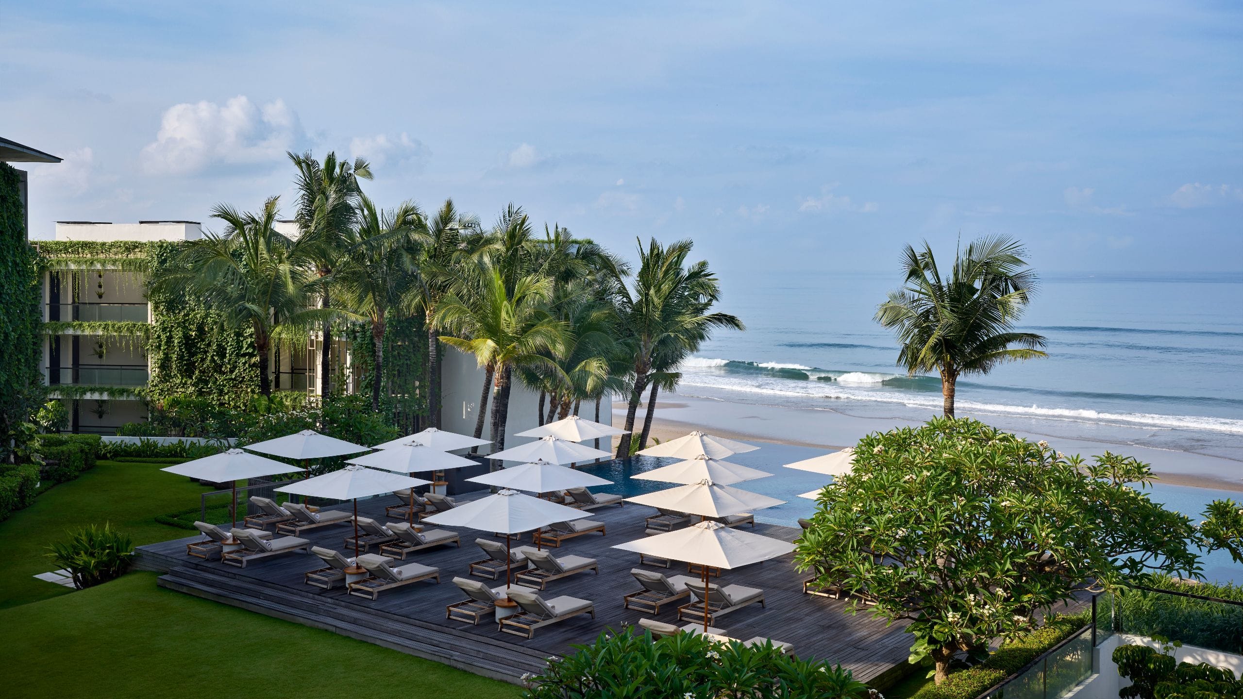 4 de 5 Alila Seminyak Serene Pool Aerial View