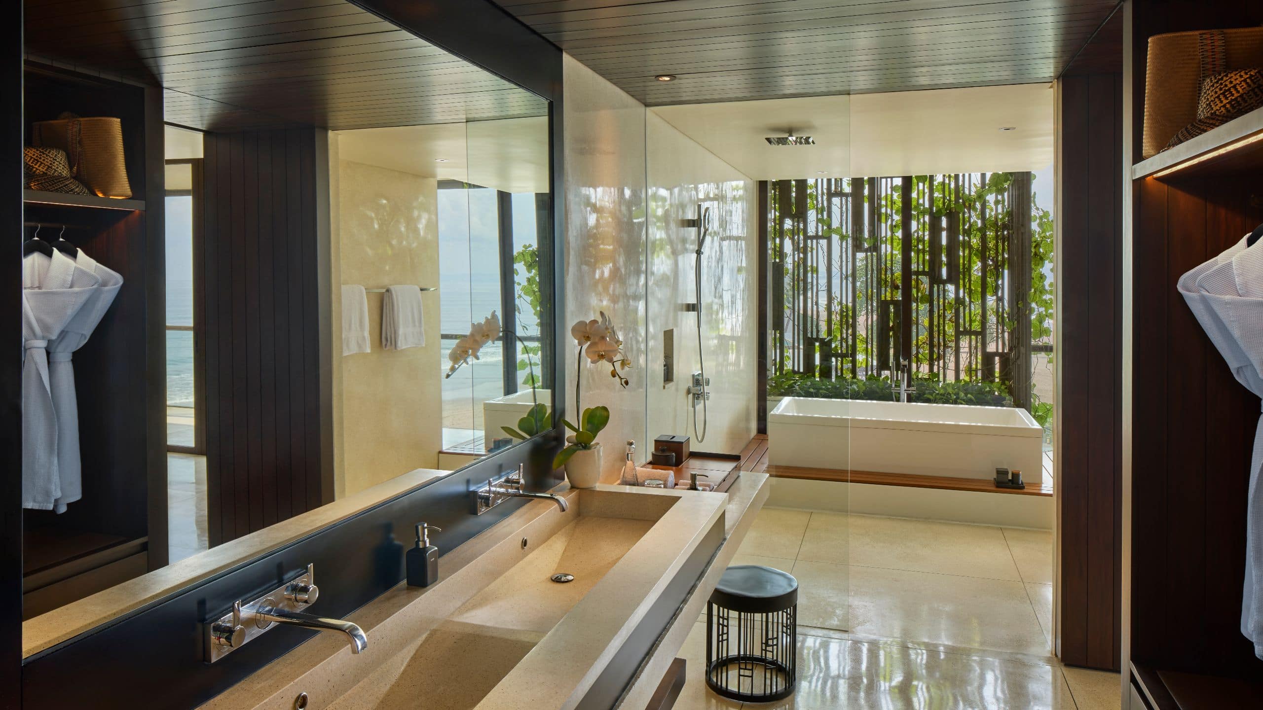 8 de 12 Alila Seminyak Beach Suite Bathroom Angle