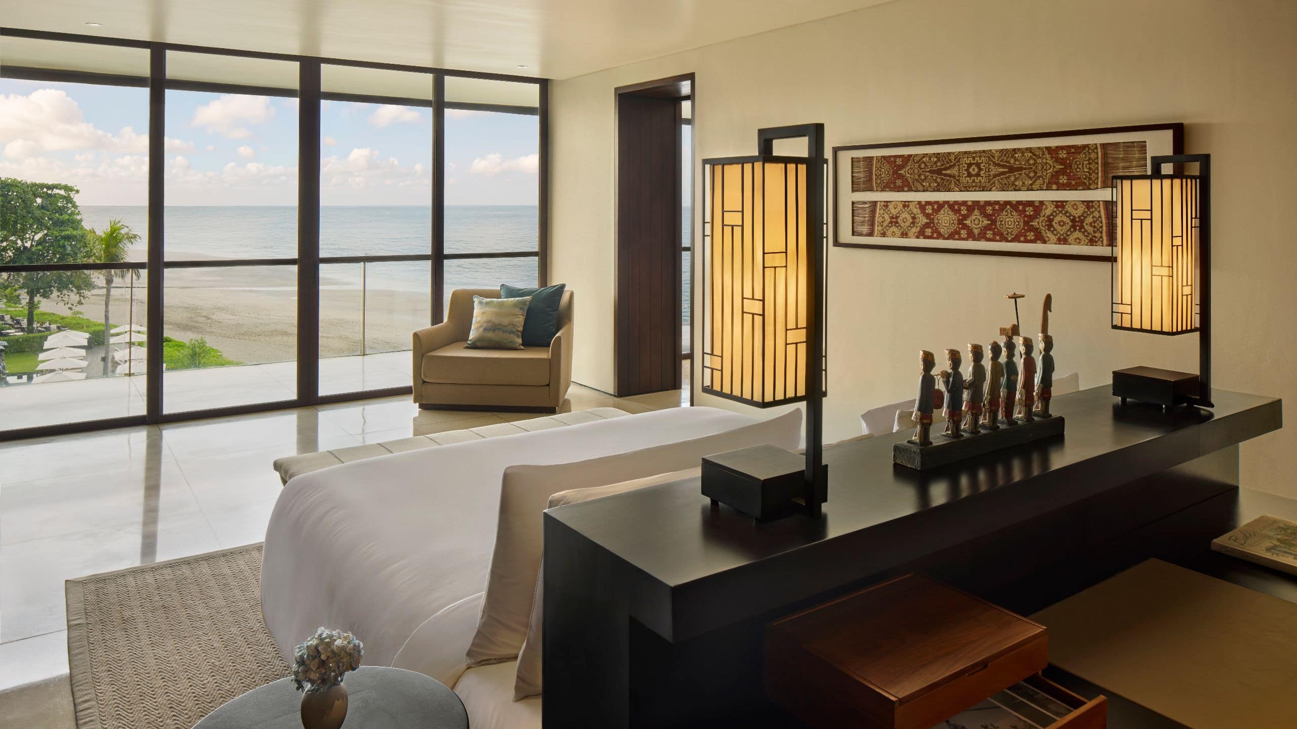 6 de 12 Alila Seminyak Beach Suite Bedroom Angle