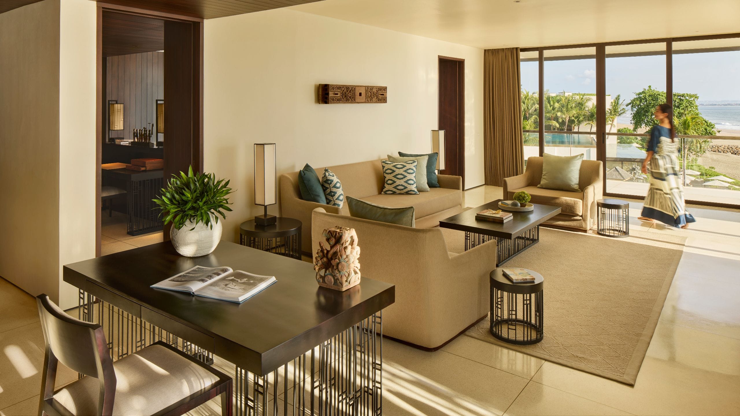 9 de 12 Alila Seminyak Beach Suite Living Room Women Walking