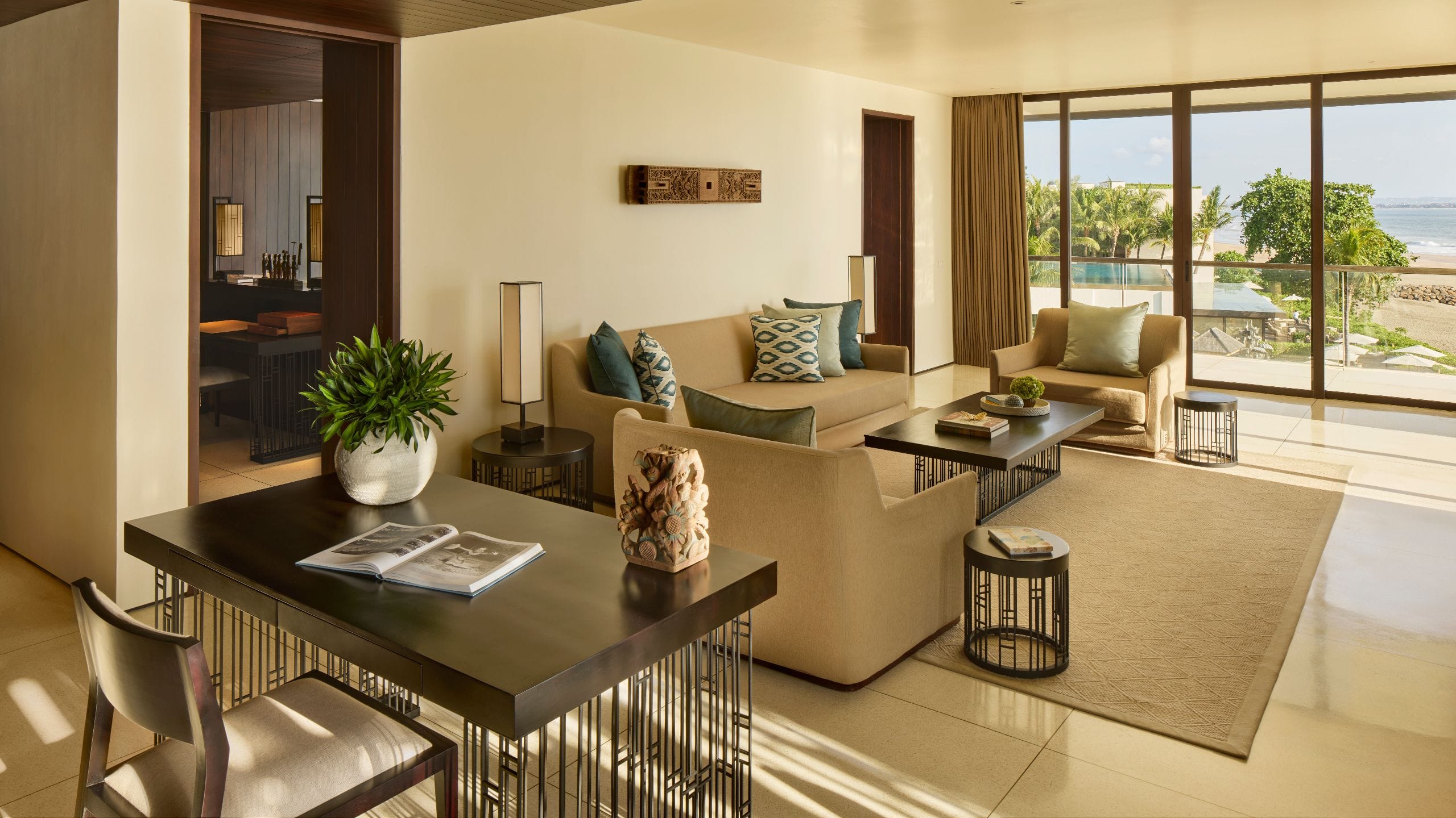 4 de 12 Alila Seminyak Beach Suite Living Room