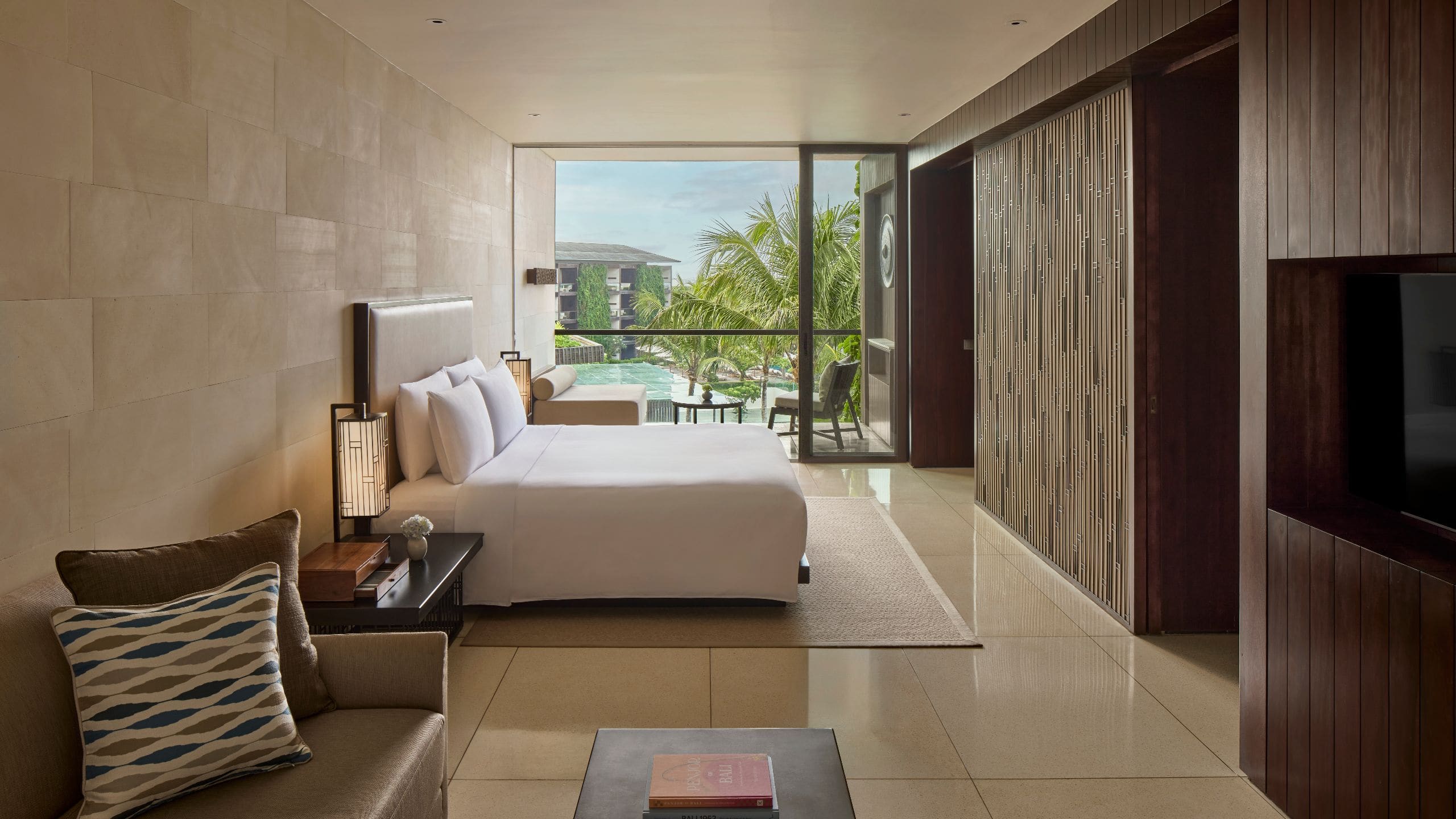 7 de 10 Alila Seminyak Penthouse Guest Bedroom New