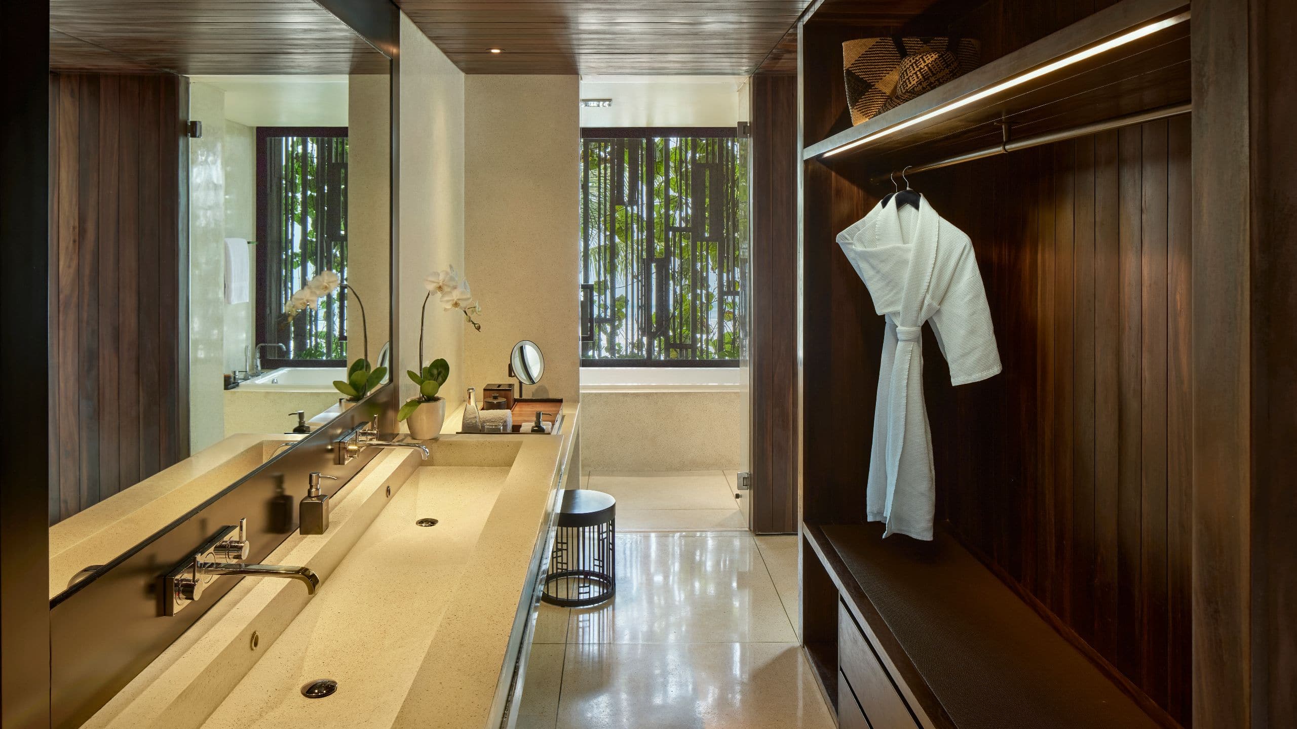 3 de 6 Alila Seminyak Alila Ocean View Suite Bathroom