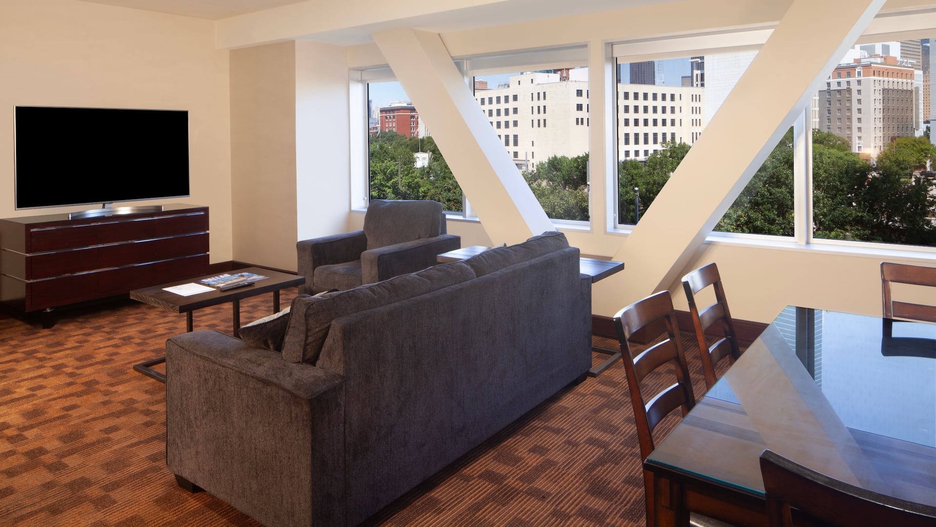 2 de 3 Hyatt Regency Dallas Family Suite Living Room